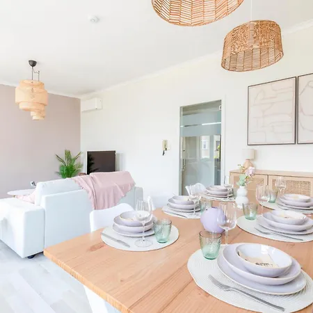 Апартаменты Family Getaway Steps From Sea & Centre