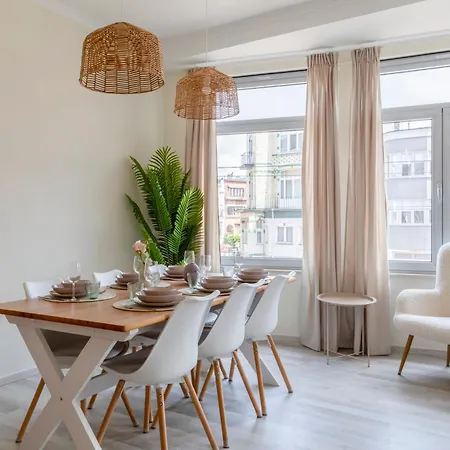 Family Getaway Steps From Sea & Centre Апартаменты