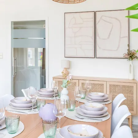Family Getaway Steps From Sea & Centre Апартаменты *