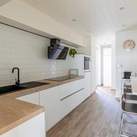 Family Getaway Steps From Sea & Centre Апартаменты *