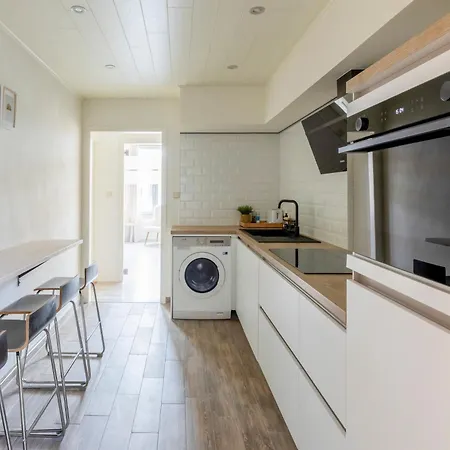 Family Getaway Steps From Sea & Centre