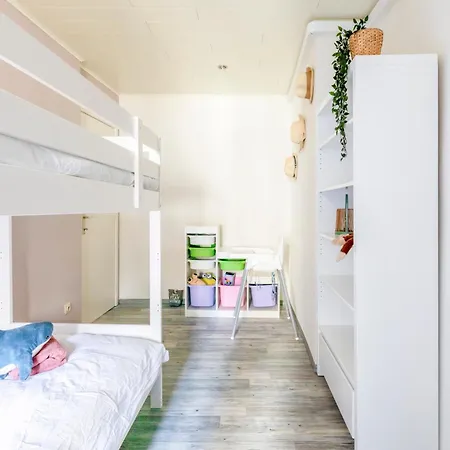 Family Getaway Steps From Sea & Centre Апартаменты *