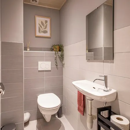 Family Getaway Steps From Sea & Centre *