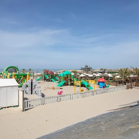 Family Getaway Steps From Sea & Centre Апартаменты *