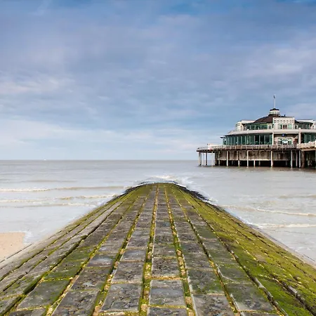 Апартаменты Family Getaway Steps From Sea & Centre *
